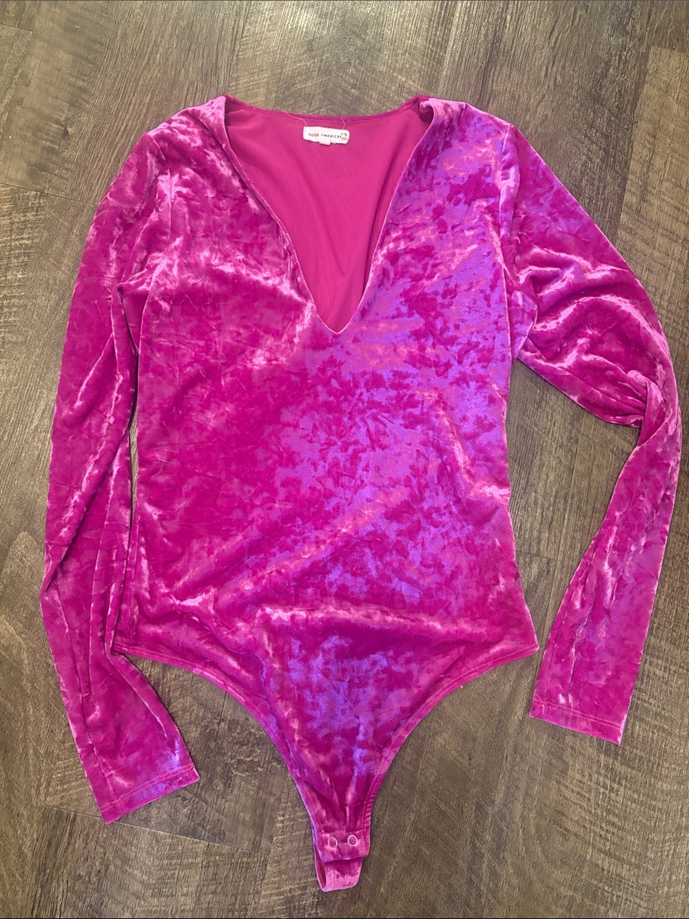 Good American Crushed Velvet Deep V Long-Sleeve Bodysuit in Fuchsia